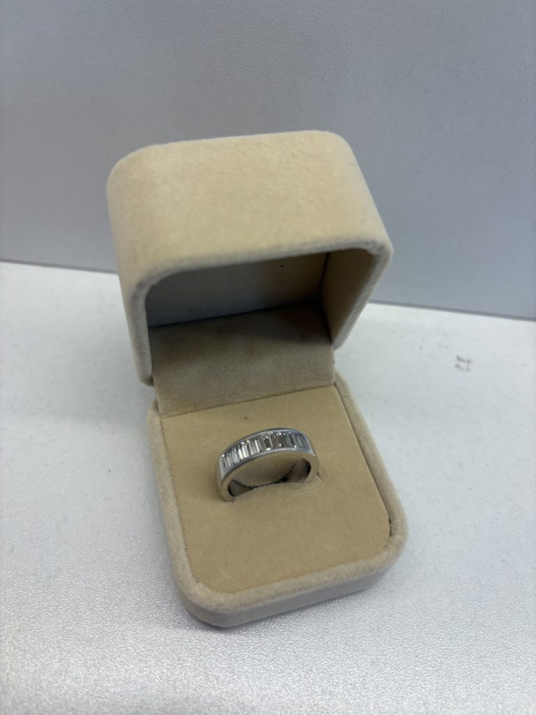 Ring aus 18-karätigem Weißgold